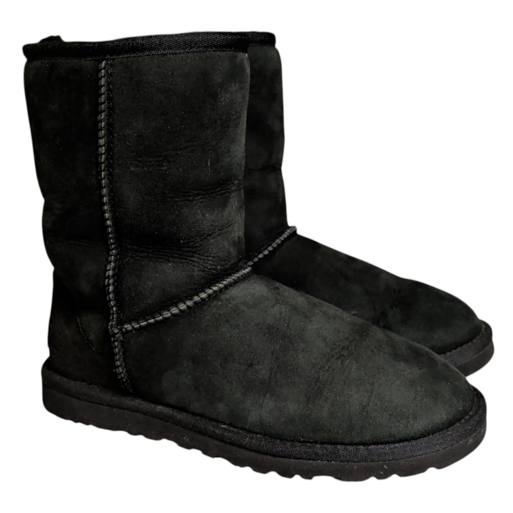 UGG Classic Short II Boots Women's Size 6 Black Sheepskin Fur Preppy Outdoor